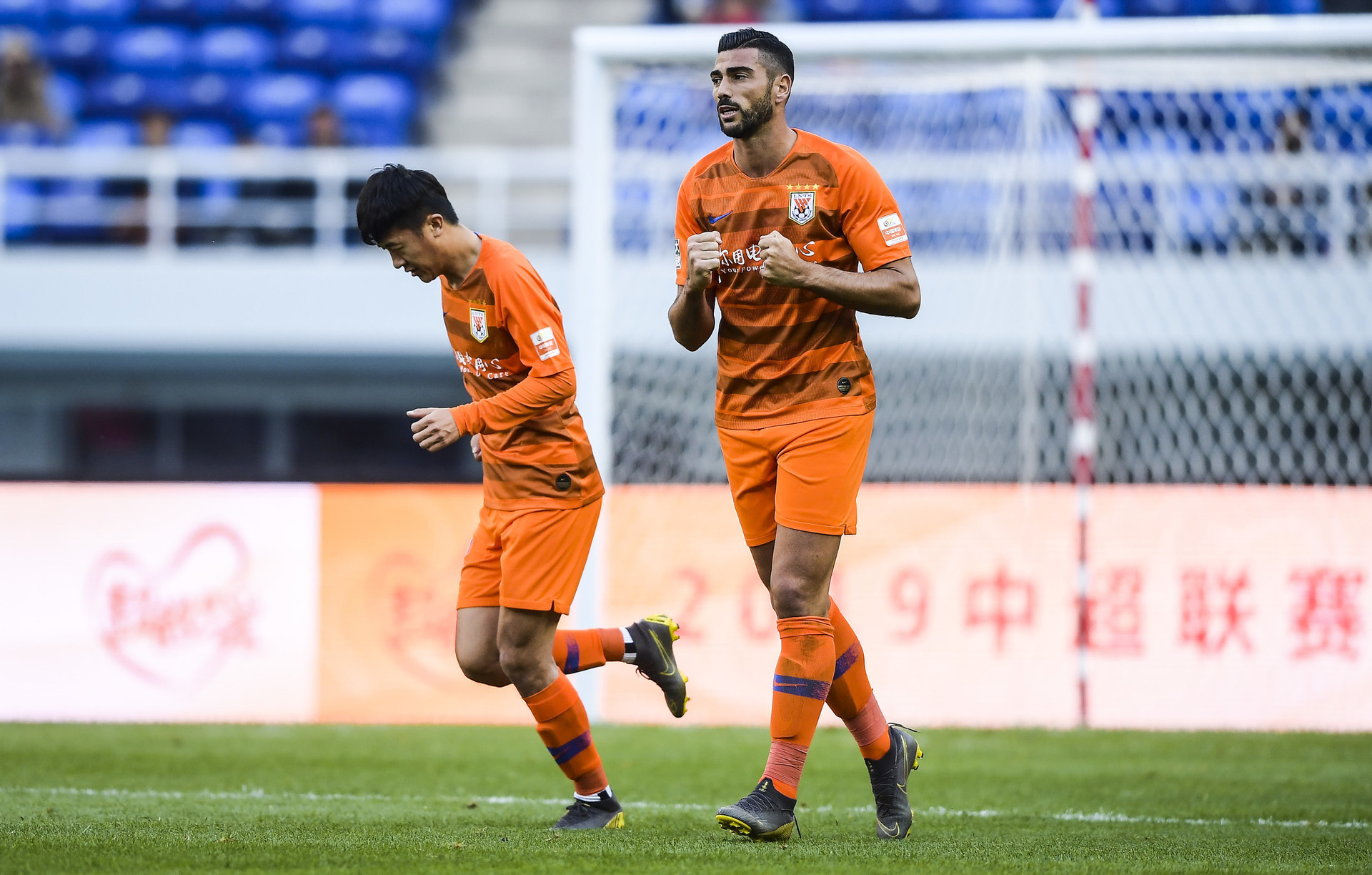 里昂发布备战花絮；赛前完成体检；中超任务艰巨；阵容厚度经受考验的简单介绍-多米平台