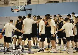 浓眉哥爆冷击败加拿大队风云突变北京首钢集结日官宣签约，国际比赛日武汉三镇备战意甲看傻球迷 